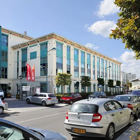 Sejours & Affaires Serris Rive Gauche 3*